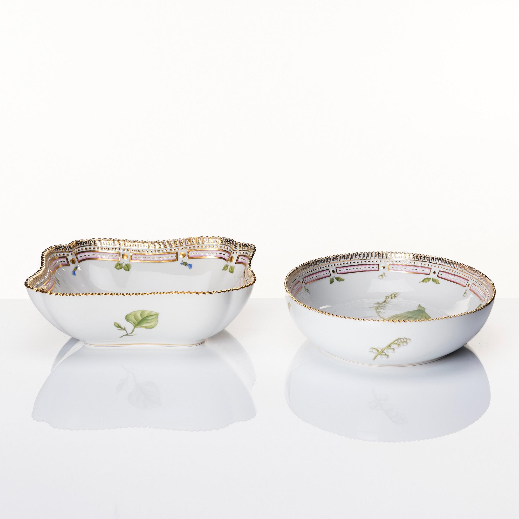 Skålfat, två stycken, porslin. Royal Copenhagen, "Flora Danica", Danmark, 1900-tal.