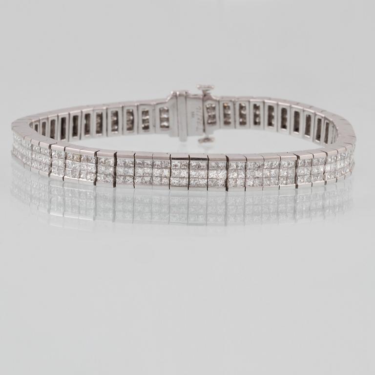 ARMBAND, 18K vitguld med 336 briljantslipade diamanter ca 10.80 ct. Vikt 30,7 gram.