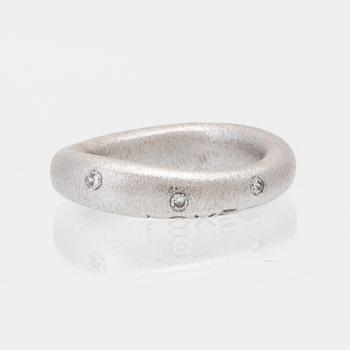 Ole Lynggaard ring "Love nr 4" 18K vitguld med runda briljantslipade diamanter.