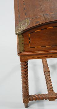 SCHATULL PÅ BENSTÄLLNING, barockstil, 1900-tal.