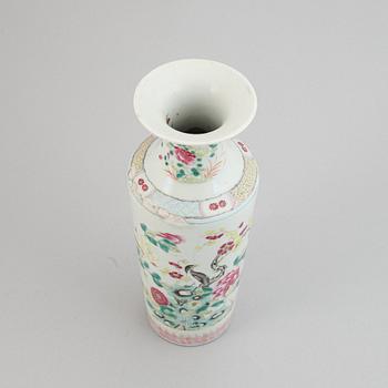 A famille rose vase, Qing dynasty, 19th Century.