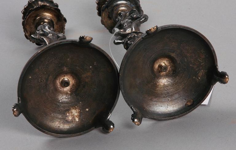 LJUSSTAKAR, ett par, gjutjärn, nyrenässans, märkta Otto Meyer & Komp, sent 1800-tal.