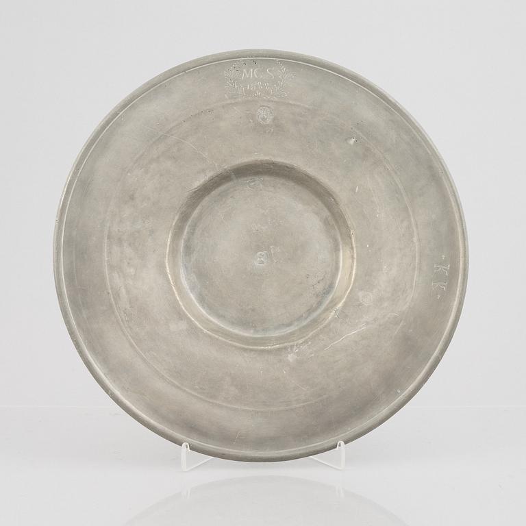 A presumably German baroque pewter charger, early 18th century.