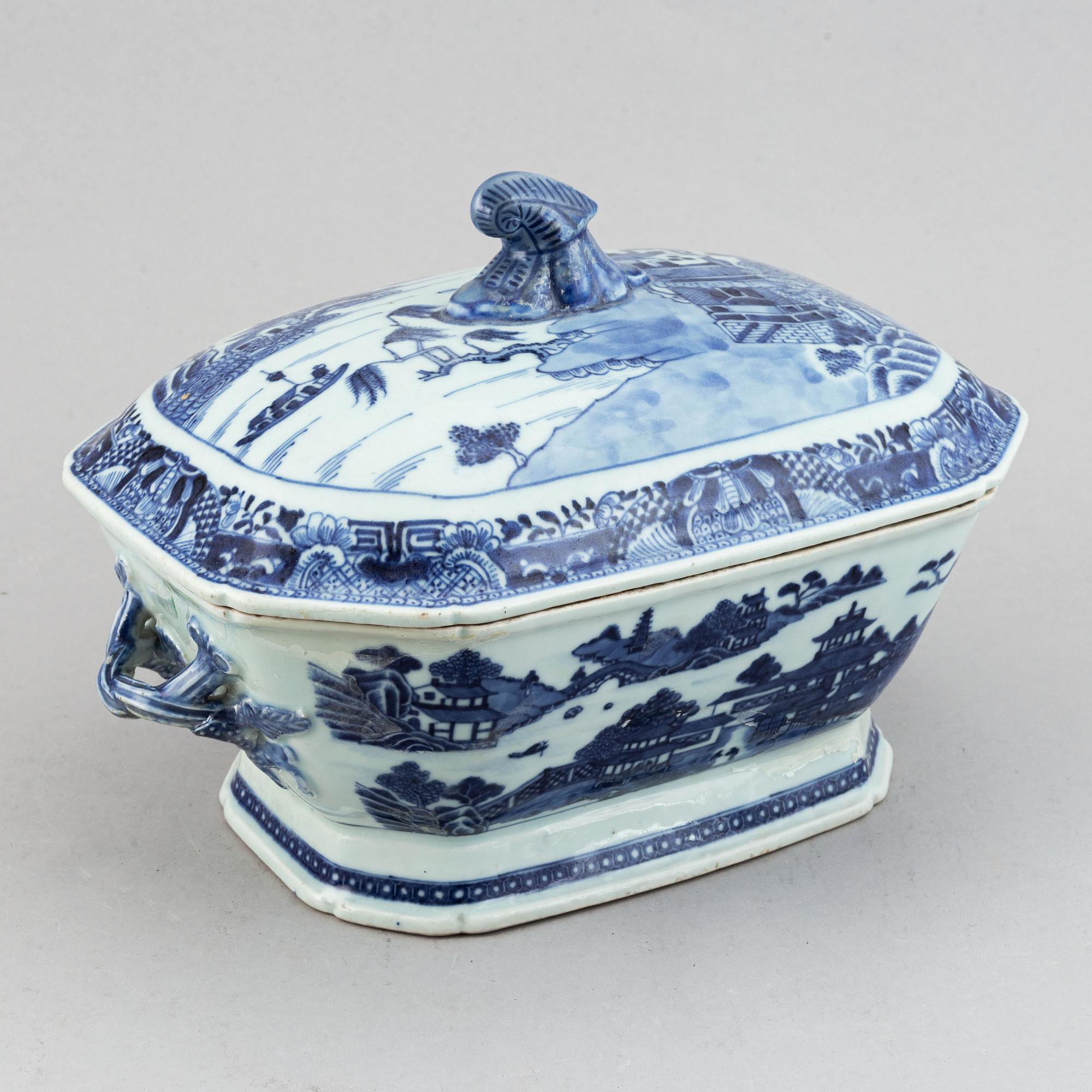 A blue and white tureen with cover and an export porcelain serving dish, Qing dynasty, Qianlong (1736-95).