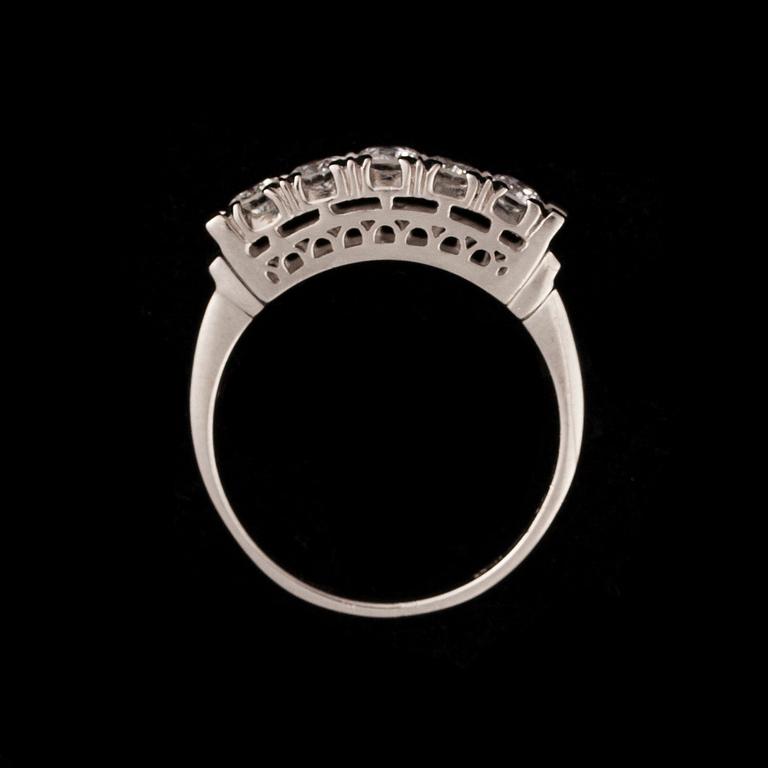RING, platina, 5 st briljantslipade diamanter tot. 0,50 ct. Vikt ca 4 g.