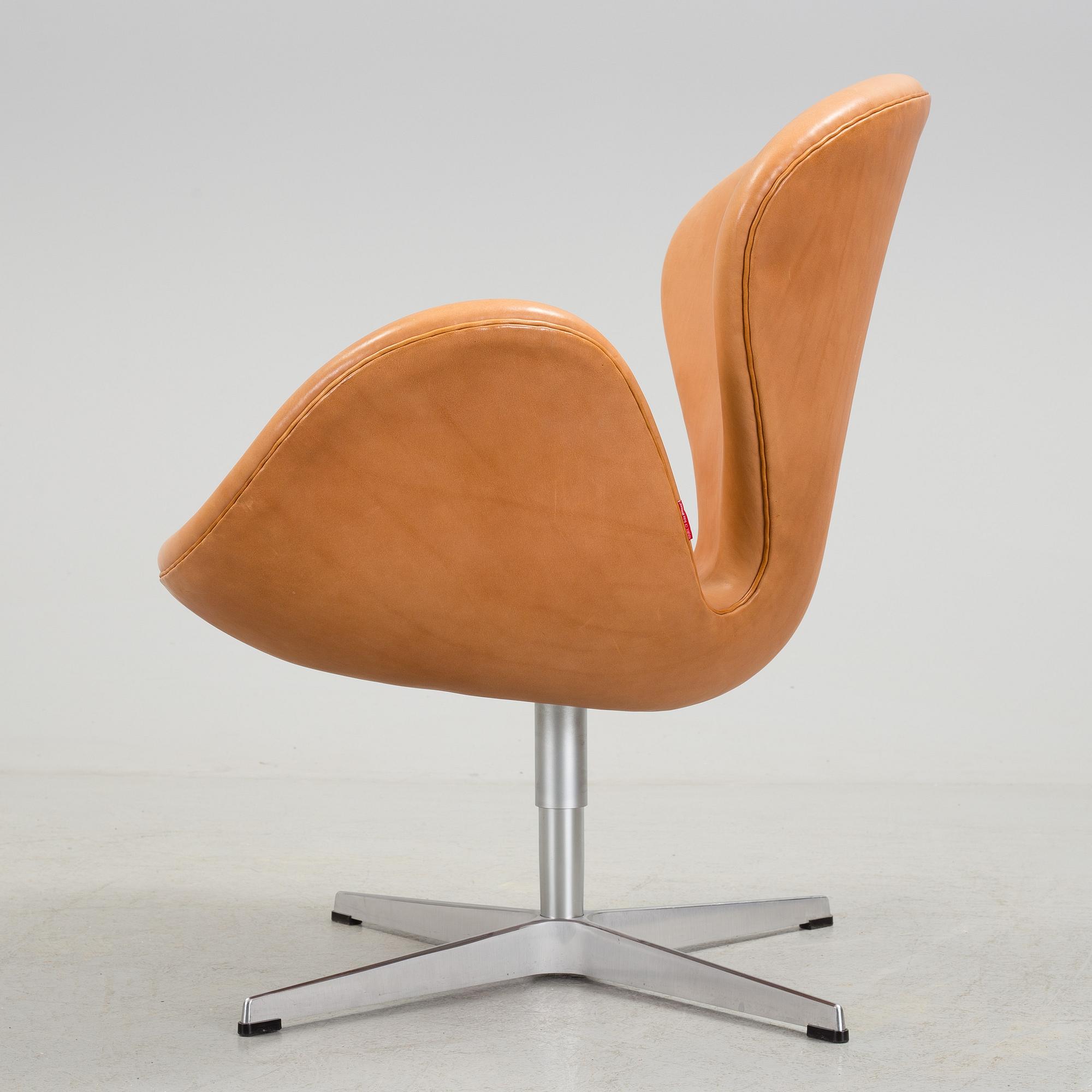 A "Swan" chair by Arne Jacobsen for Fritz Hansen, 2007.