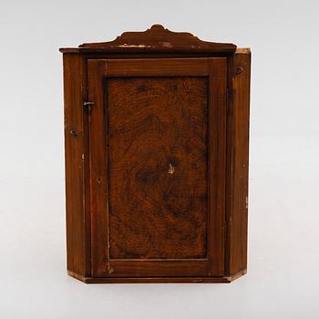 HÄNGHÖRNSKÅP, allmoge, 1800-talets andra hälft.