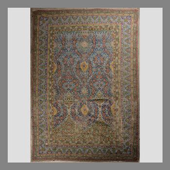 A PERSIAN CARPET. Early 20th century. Ca 687x470 cm.