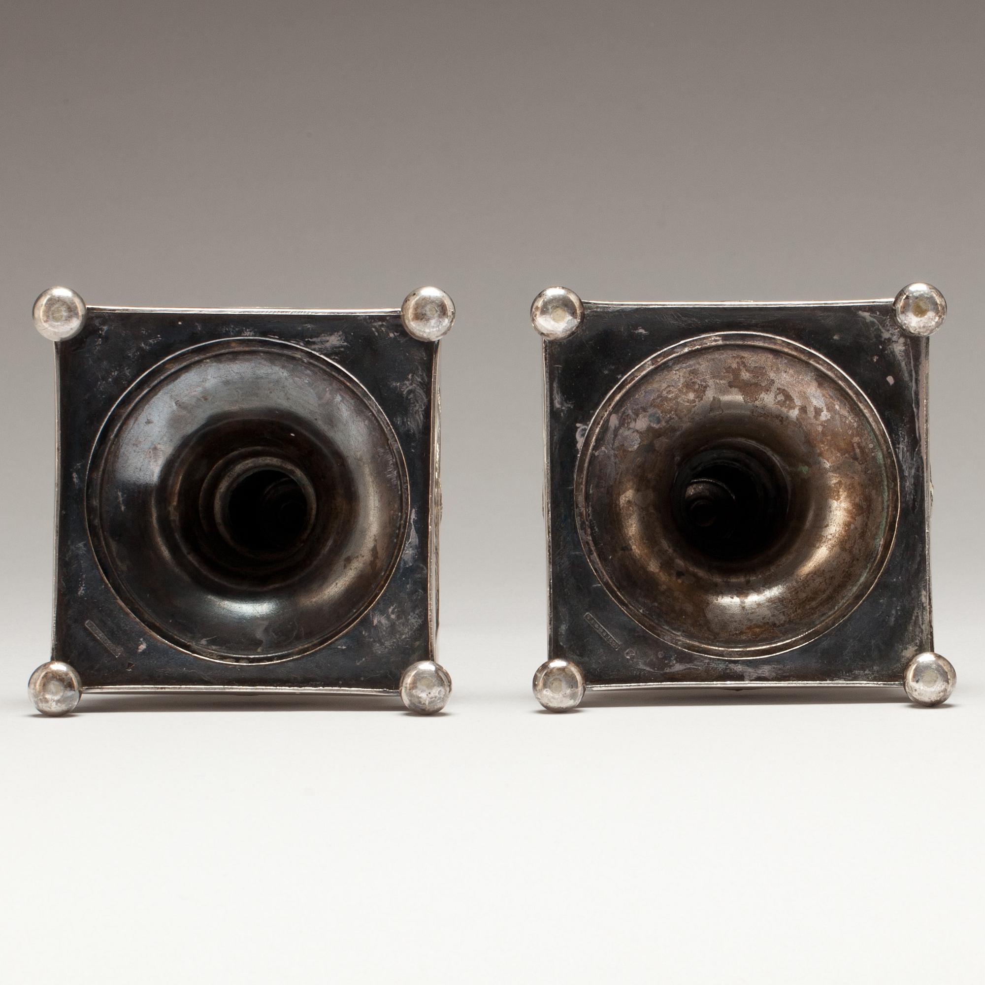 LJUSSTAKAR, ett par. Nysilver. Gustaviansk stil. 1900-tal.