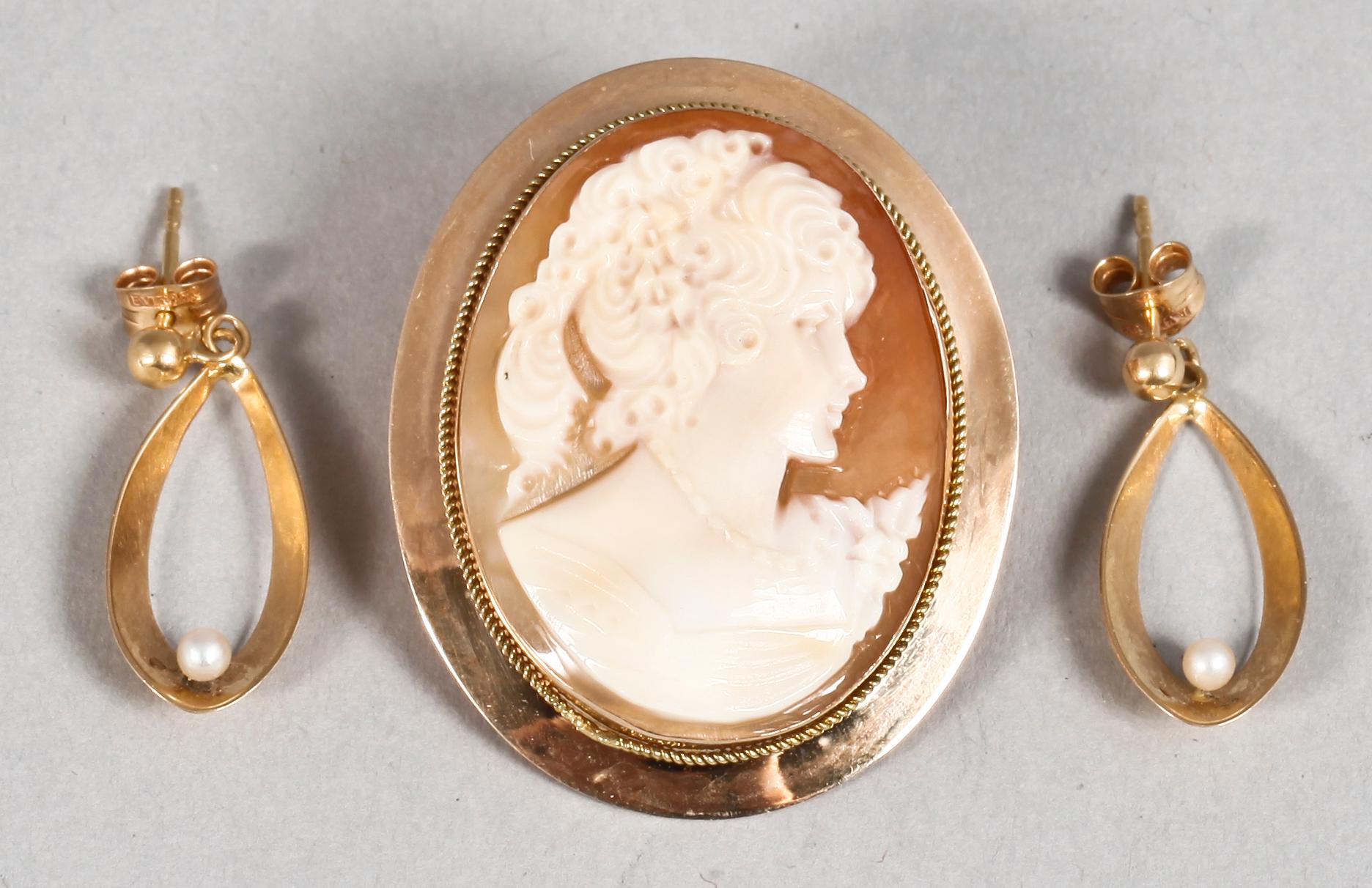 KAMÉBROSCH/HÄNGE samt ÖRHÄNGEN ett par, 14-18K guld, 1900-talets andra hälft. Tot vikt ca 6 gr.