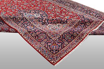 A carpet, Kashan, ca 390 x 277 cm.