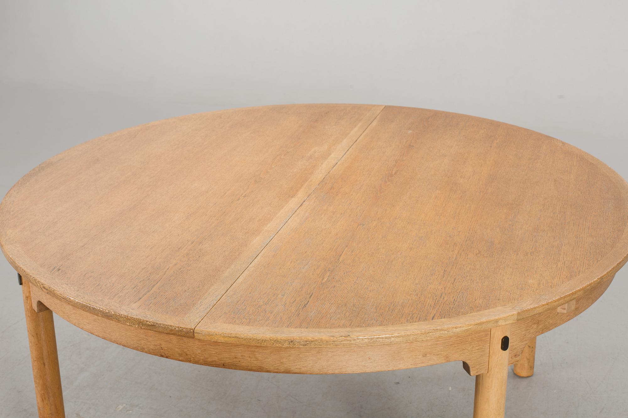 A BÖRGE MOGENSEN TABLE AND 6 OAK CHAIRS+ STOOL.