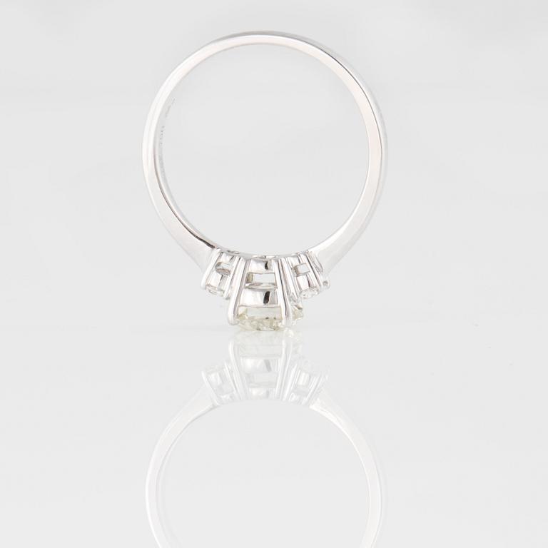 RING, med briljantslipad diamant 0.88 ct samt 2 ovalslipade små diamanter.