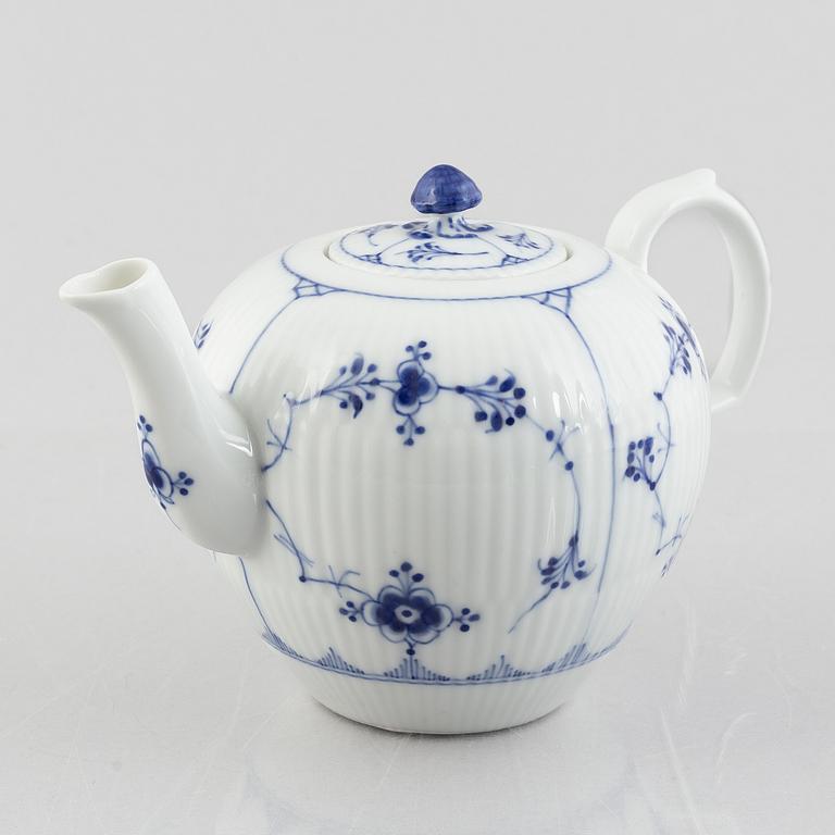 Tekanna, porslin, Royal Copenhagen, "Musselmalet", modell  251, 1898-1923.