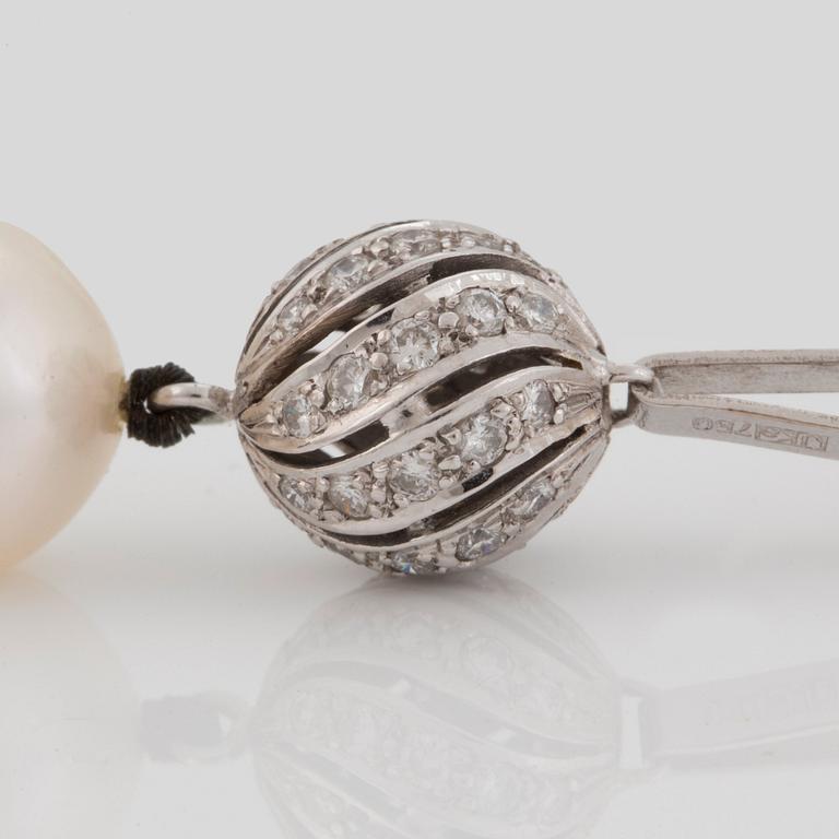 A NECKLACE of cultured South Sea pearls.