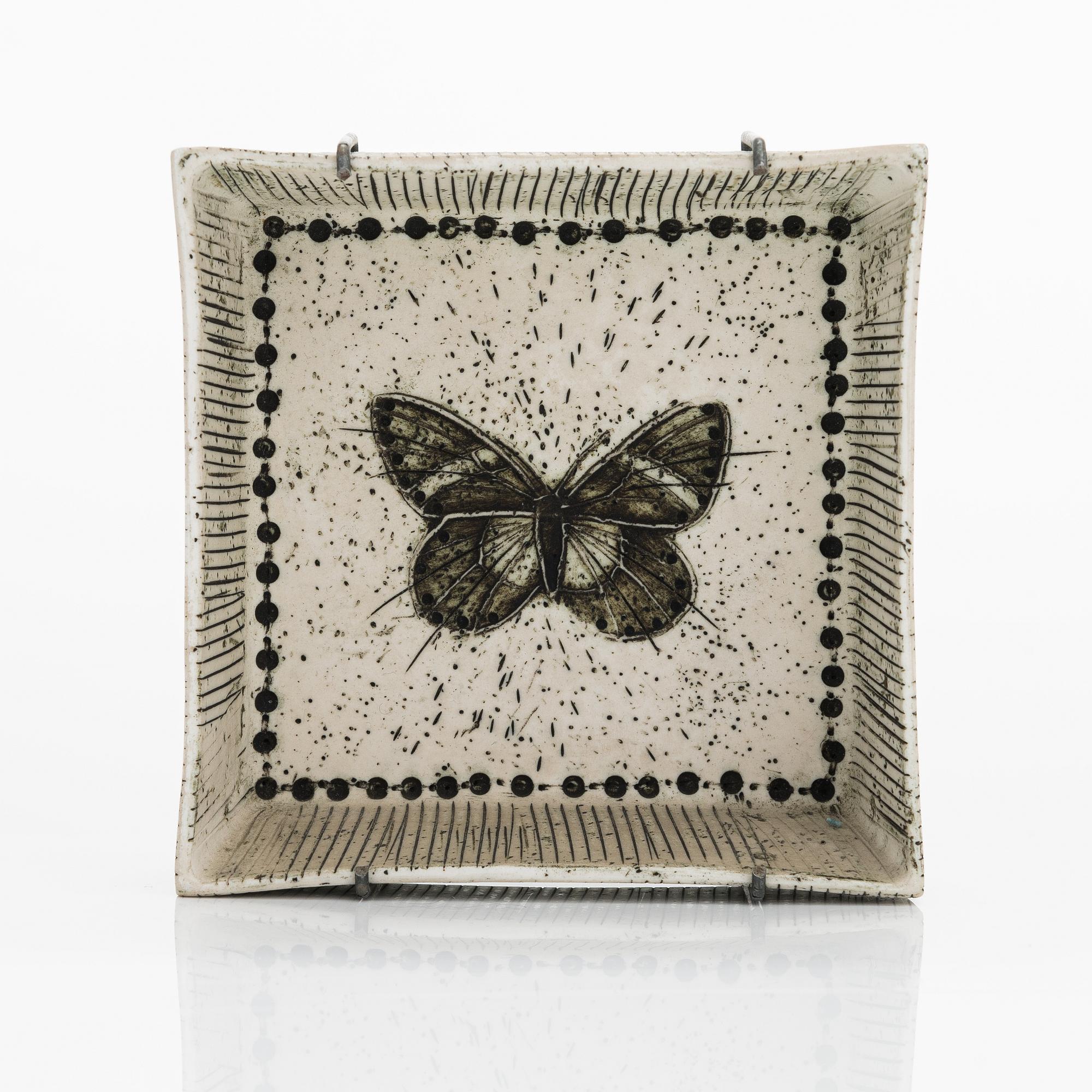 Rut Bryk, kivitavaraa, a tergo signeeraus BRYK.