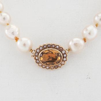 Halsband av odlade pärlor med lås av 18K guld, seedpärlor och en ovalt fasetterad citrin.