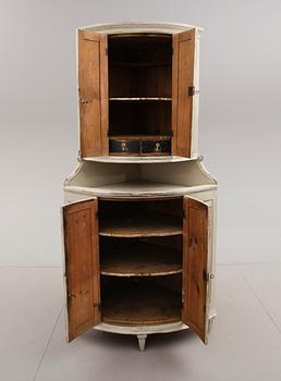 HÖRNSKÅP, 1800-talets mitt.