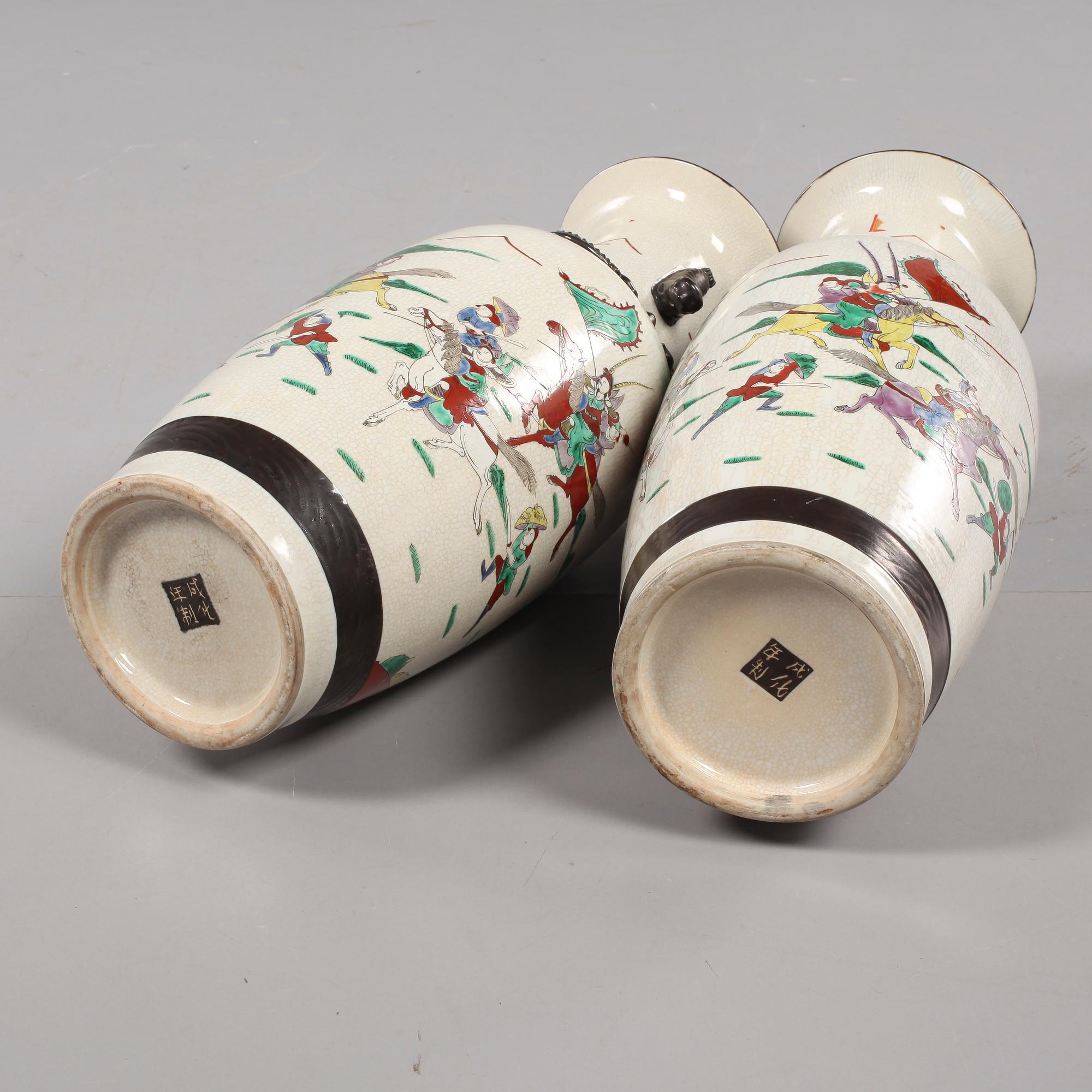 GOLVURNOR, ett par, porslin, Kina, 1900-talets första del.