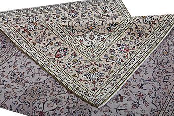 A Kashan carpet, c. 300 x 202 cm.