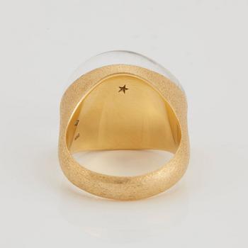 H Stern ring med en cabochonslipad bergkristall.