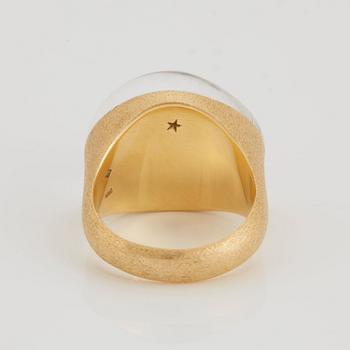 An 18K gold H Stern ring set with a cabochon-cut rock crystal.