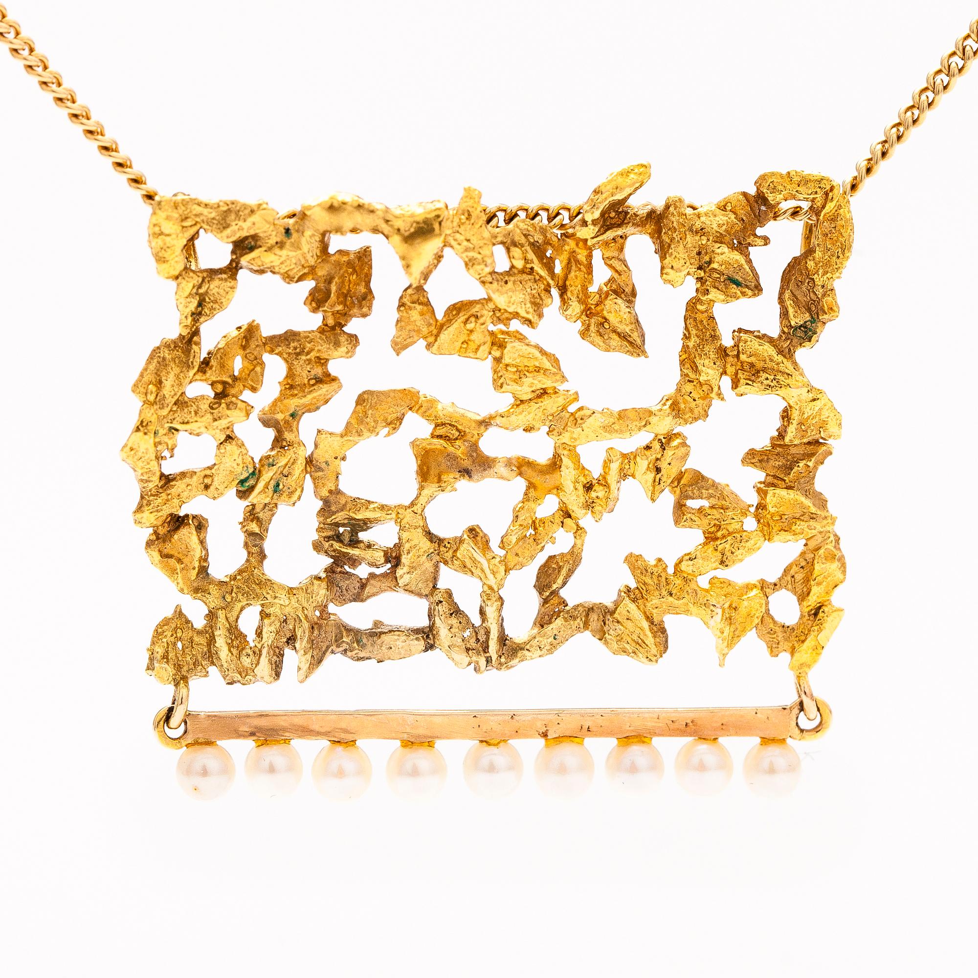 A 14K gold necklace with cultured pearls. Helsinki 1969.