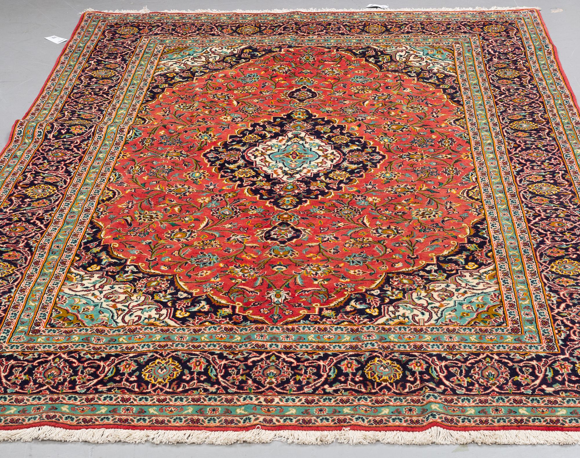 A CARPET, Kashan, ca 304 x 205 cm.