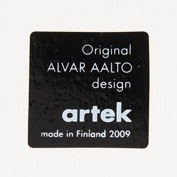 Alvar Aalto, sidobord, modell 915, Artek, 2009.