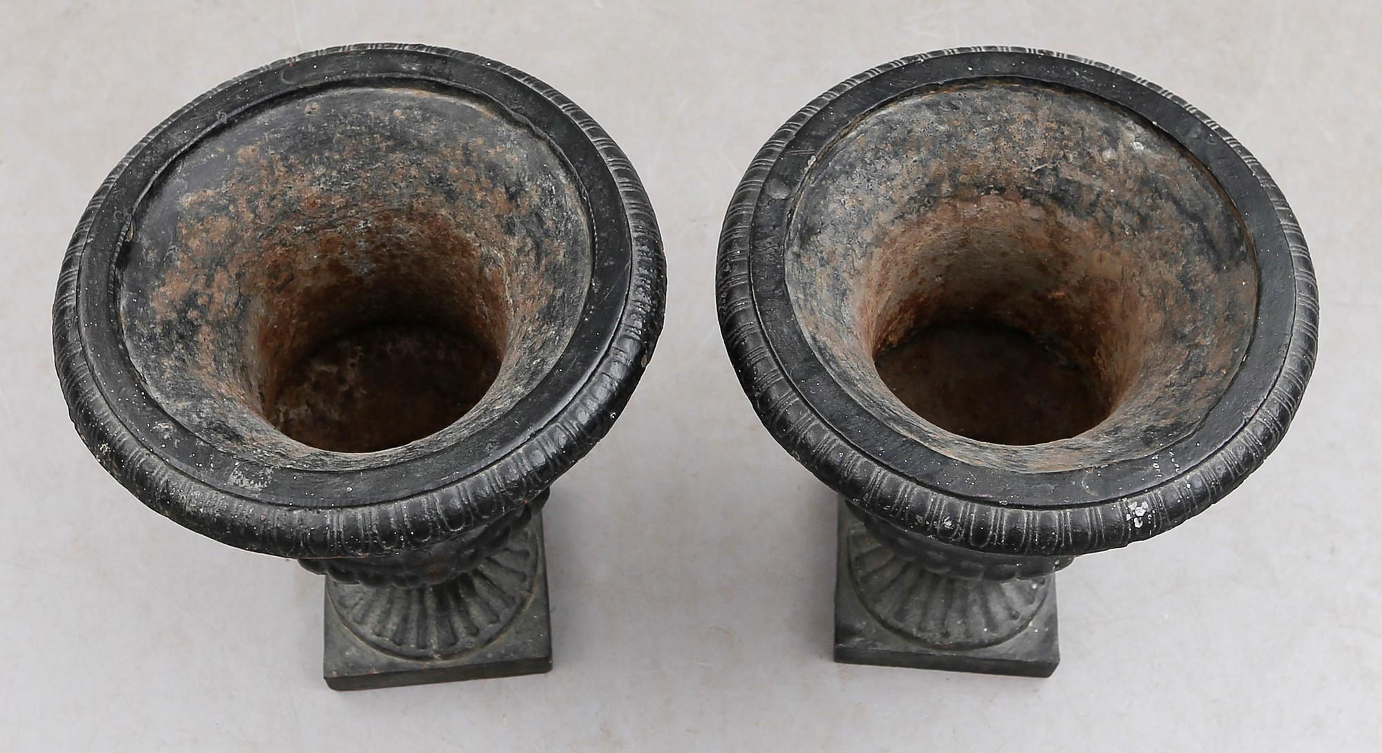 TRÄDGÅRDSURNOR, 1 par, gjutjärn, 1900-talets första hälft.