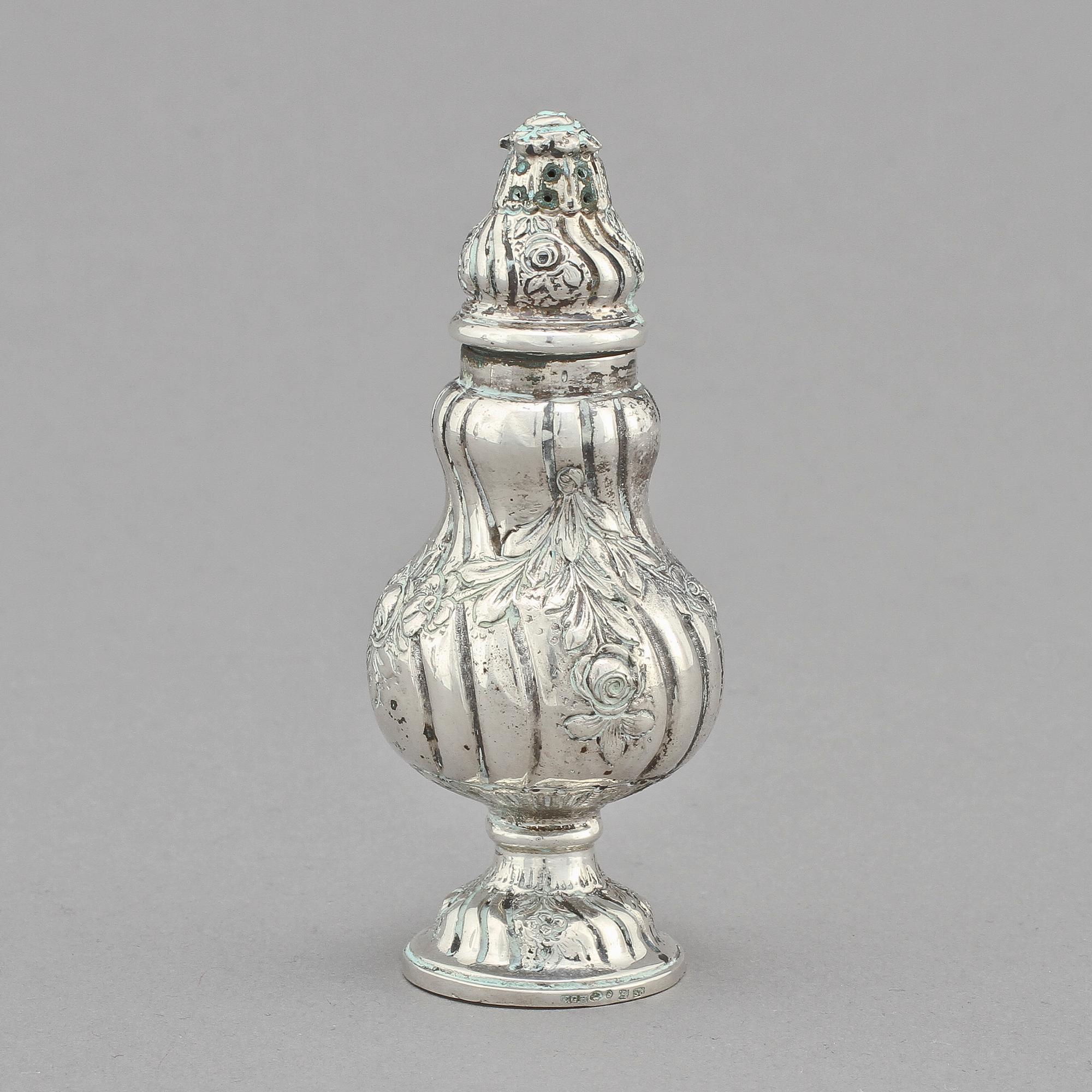 SOCKERRUSKA och SALTSTRÖARE, silver, rokokostil, bl a CG Hallberg, Malmö. Tot v 310 g.