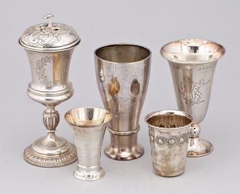 PARTI BÄGARE, 24 st, silver, flertal olika tillverkare, Europa, bla CG Hallberg, 1800-1900-tal. Totalvikt ca 1300 gram.