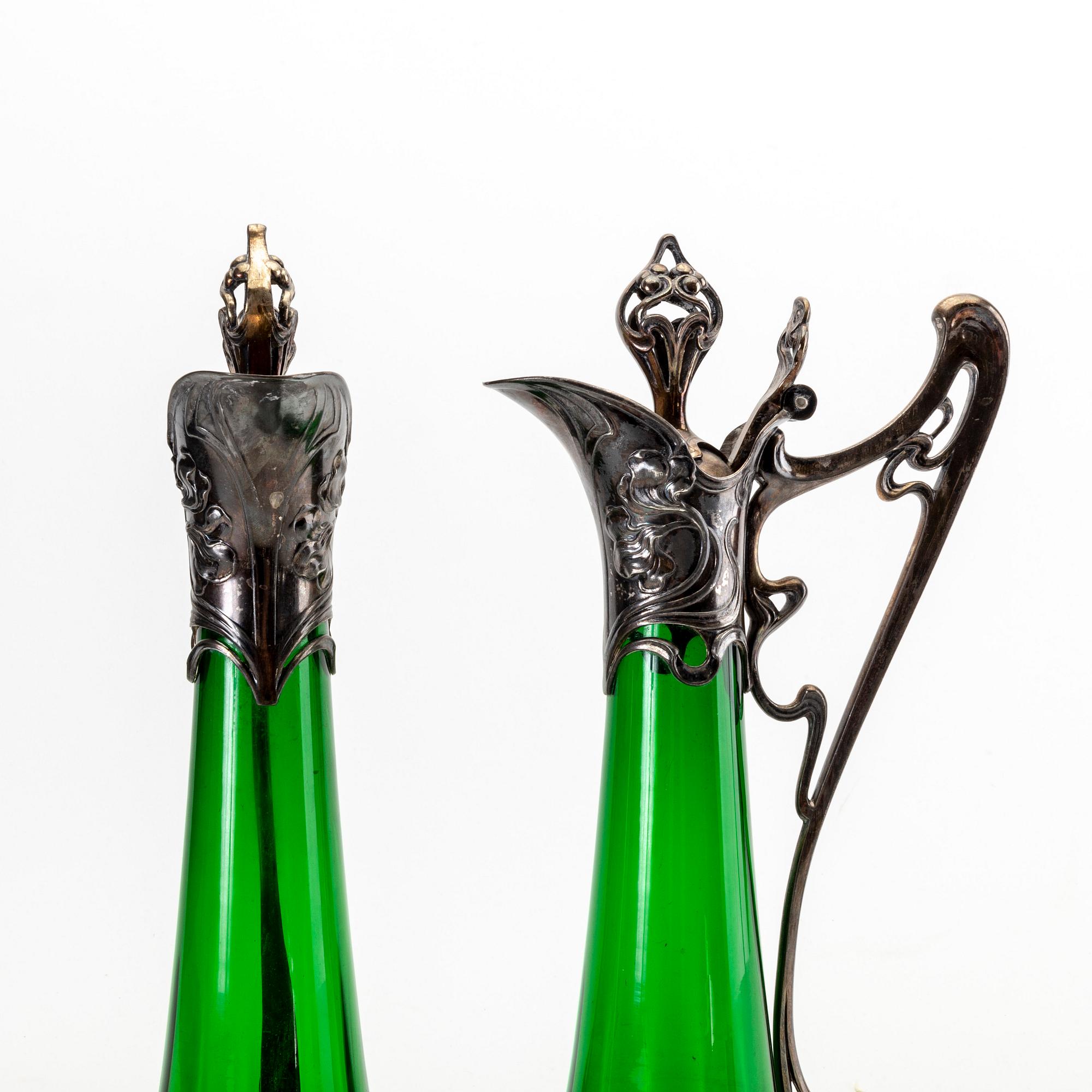 A pair of Art Nouveau glas and metall decanters, around 1900.