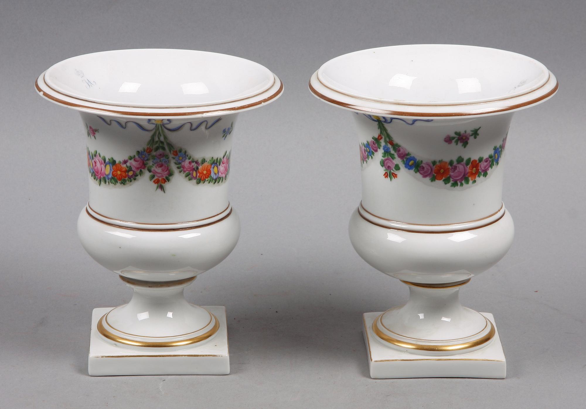 URNOR, ett par. Porslin, 1800-tal.