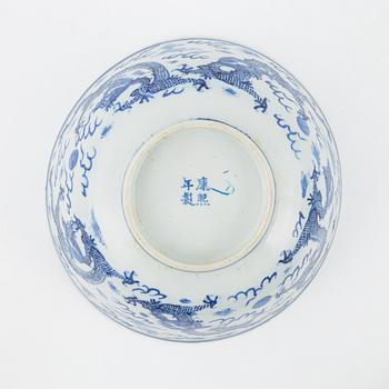 54 dinner service pieces, blue and white porcelain, Qing Dynasti, China, 18th/19th century.