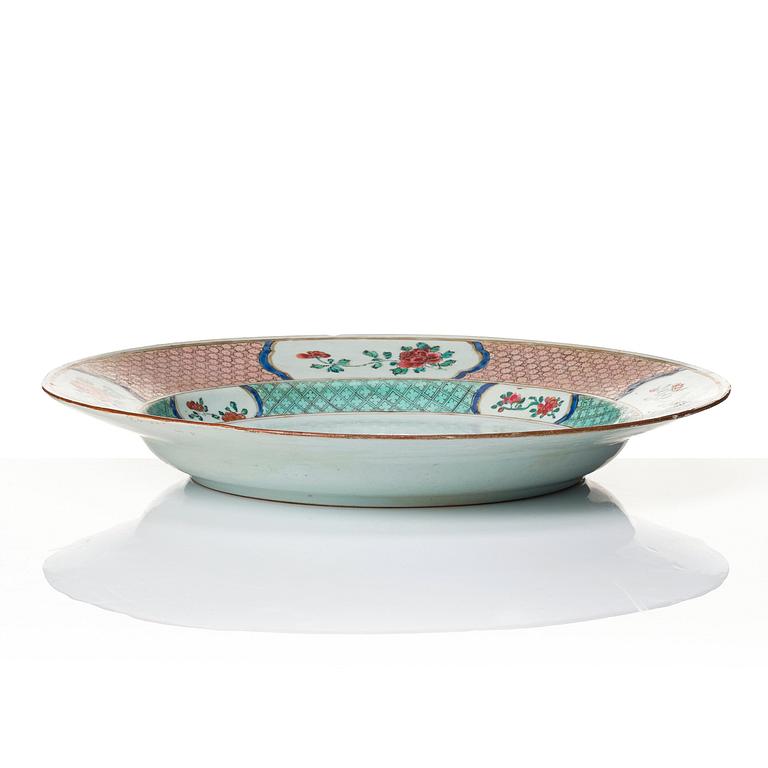 A Chinese armorial famille rose dish. Qing dynasty, Qianlong (1736-95).