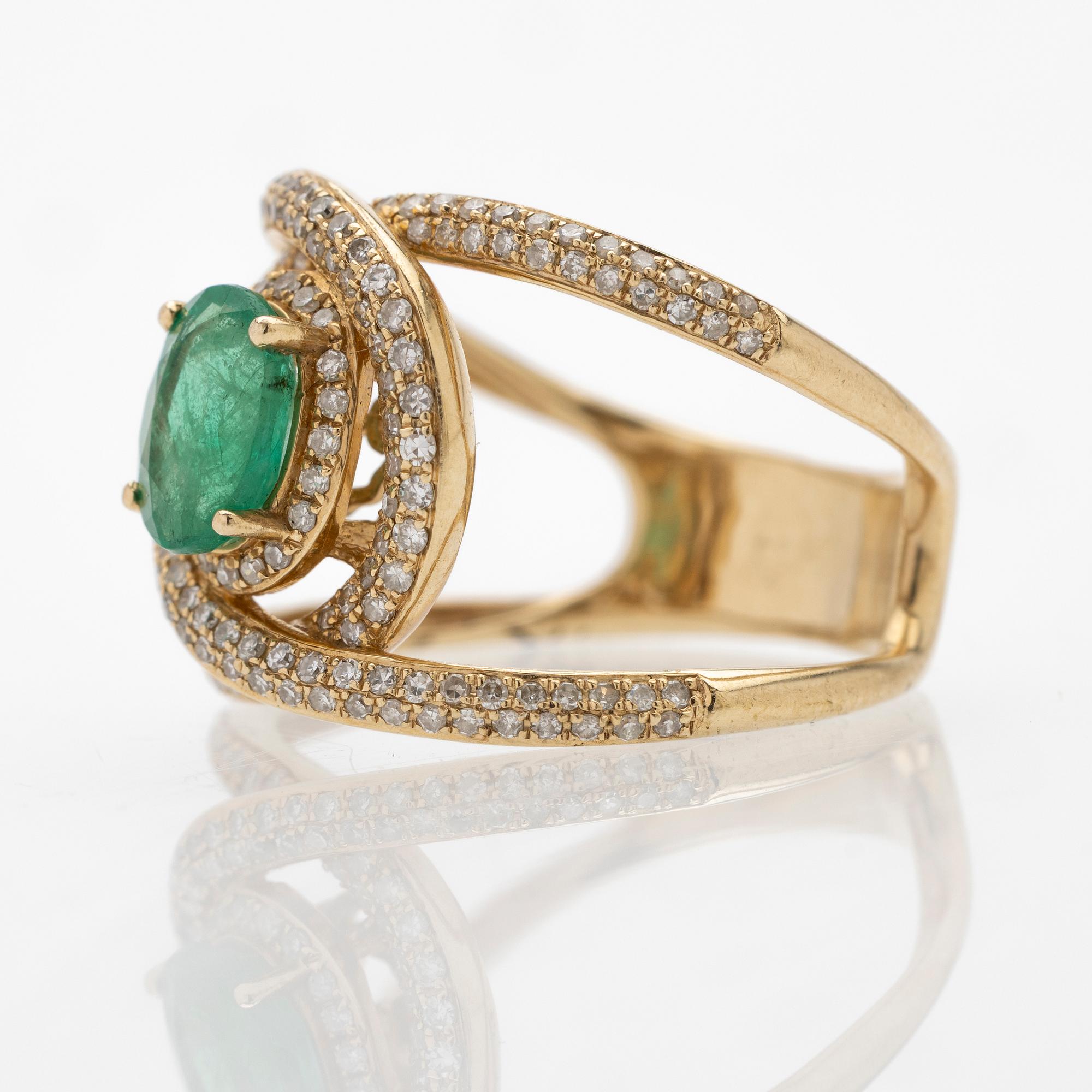 Ring 14K guld med en smaragd och diamanter.