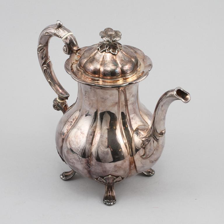 TEKANNA, silver, rokokostil, svenska importstämplar, 1900-talets mitt, vikt 758 g.