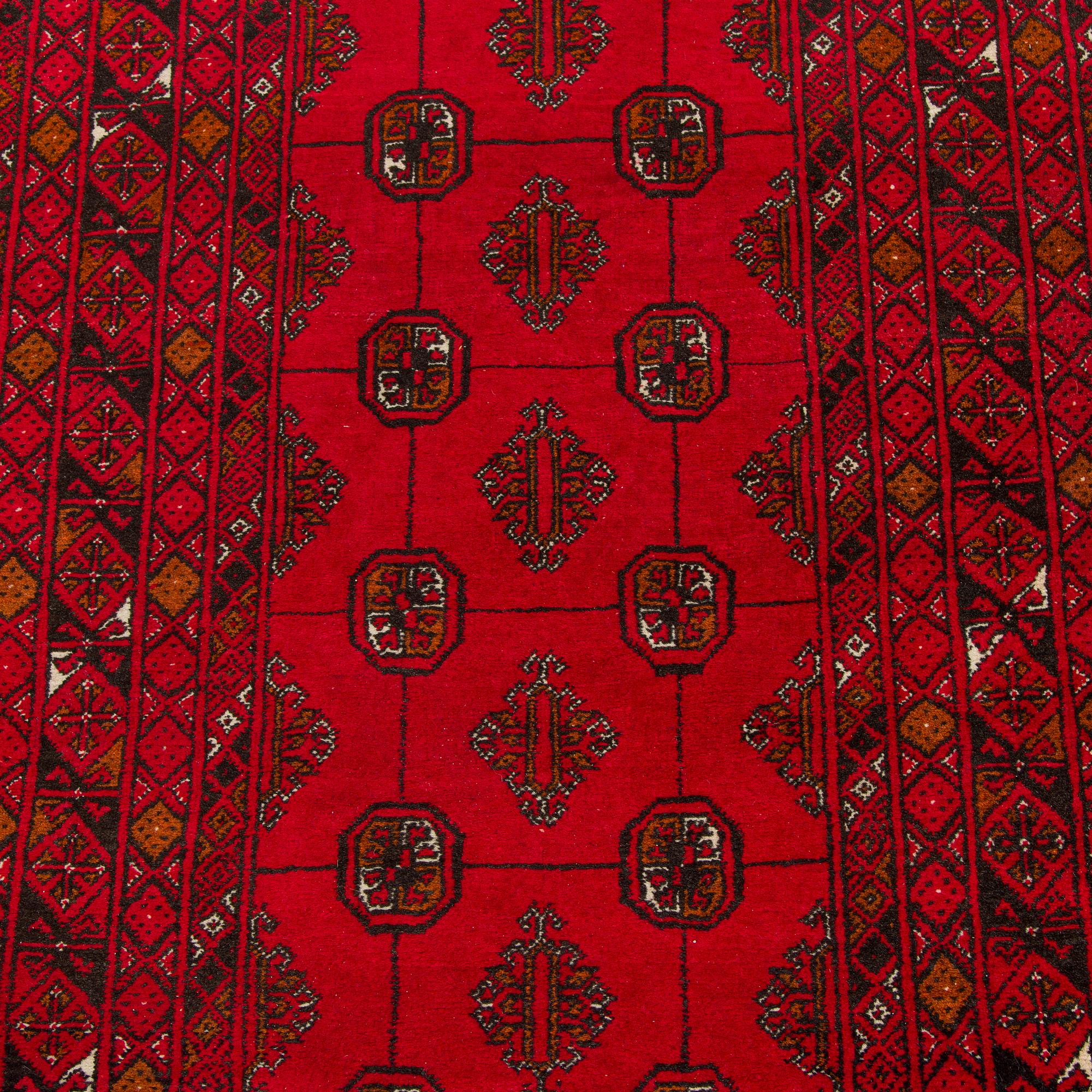 An Oriental runner, approx. 285 x 86 cm.