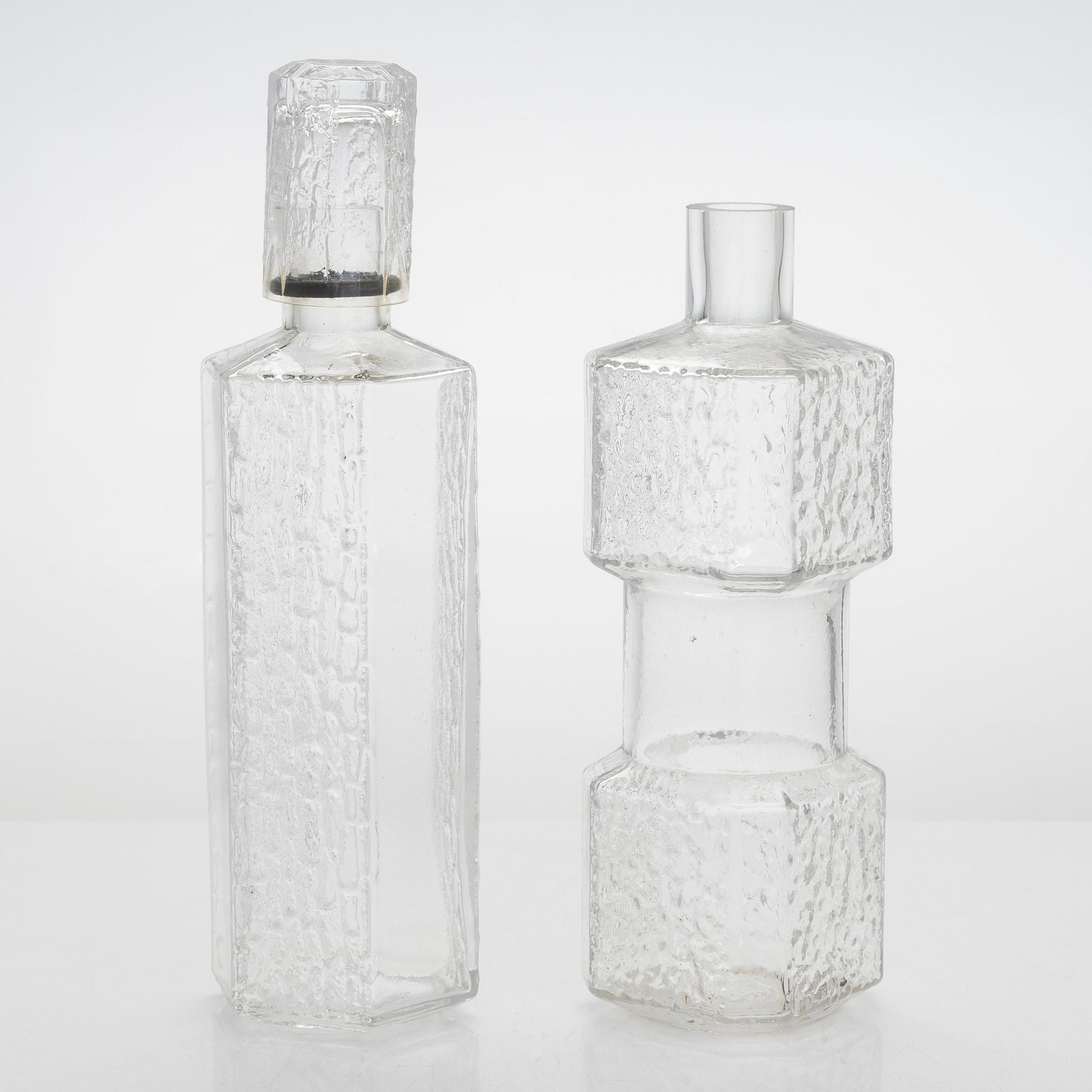 Timo Sarpaneva, prototyyppejä, pulloja 4 kpl ja snapsilaseja, 6 kpl valmistettu Karhulan/Iittalan lasitehtaalla 1976.