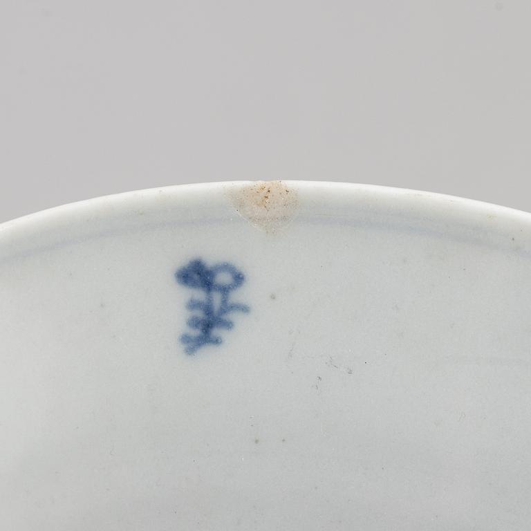 Four ceramic dishes, Qing dynasty, including Kangxi (1662-1722).