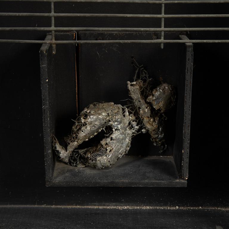 Torsten Renqvist, assemblage i låda, a tergo signerad.