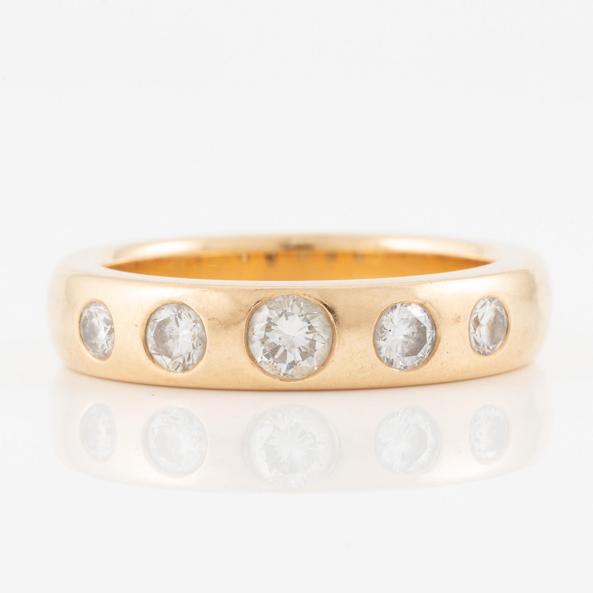 Ring, 18K gold with five brilliant-cut diamonds.