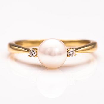 A 14K gold ring wirh diamonds ca 0.10 ct in total and a cultured pearl.