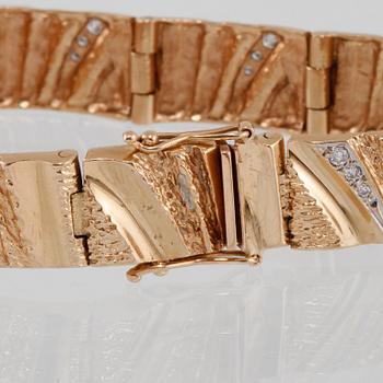 ARMBAND, 18K guld och vitguld med briljantslipade diamanter 0.54 ct, "Vildmark", Carlsen, Sundsvall, 1997. Vikt 41,9 g.
