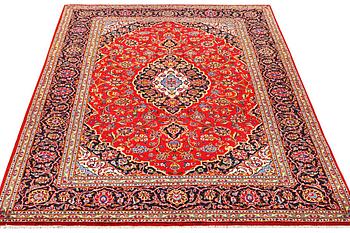 A Kashan carpet, a. 305 x 200 cm.