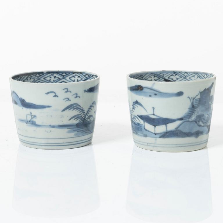 Koppar med fat, 2 stycken samt koppar, 2 stycken. porslin Kina 1700/1800-tal.