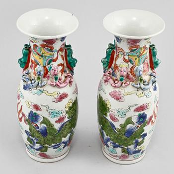 VASER, ett par, porslin, Kina, 1900-tal.