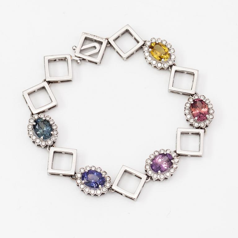 An 18K white gold bracelet with sapphires and diamonds ca. 1.00 ct in total. Italy.
