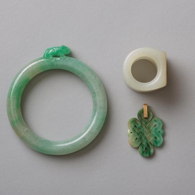 ARMBAND, PILBÅGSRING och HÄNGE, nefrit. Kina, tidigt 1900-tal.
